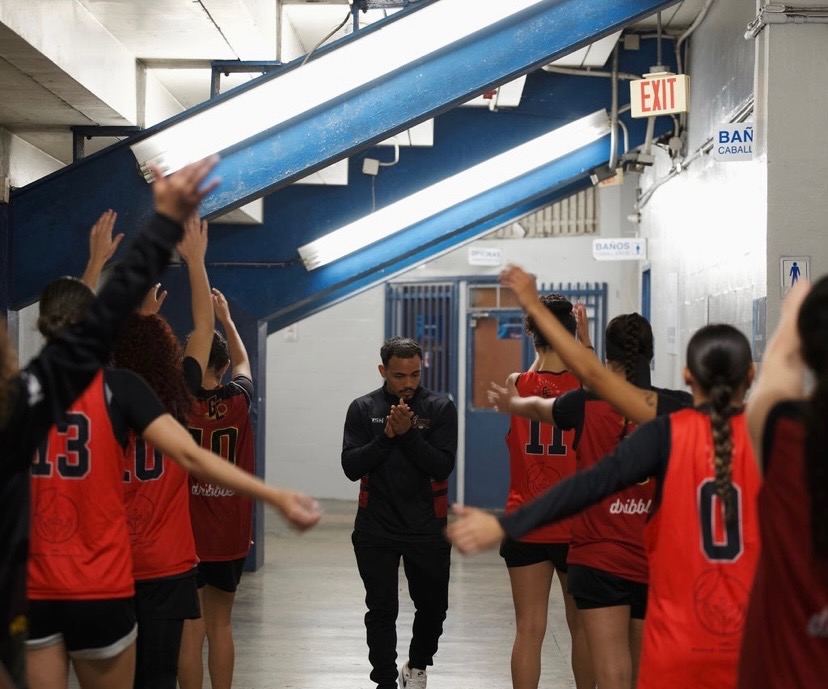 Edwin con su equipo — momento especial en el colegio